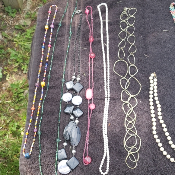 7 Costume Jewelry Necklaces - Picture 1 of 3